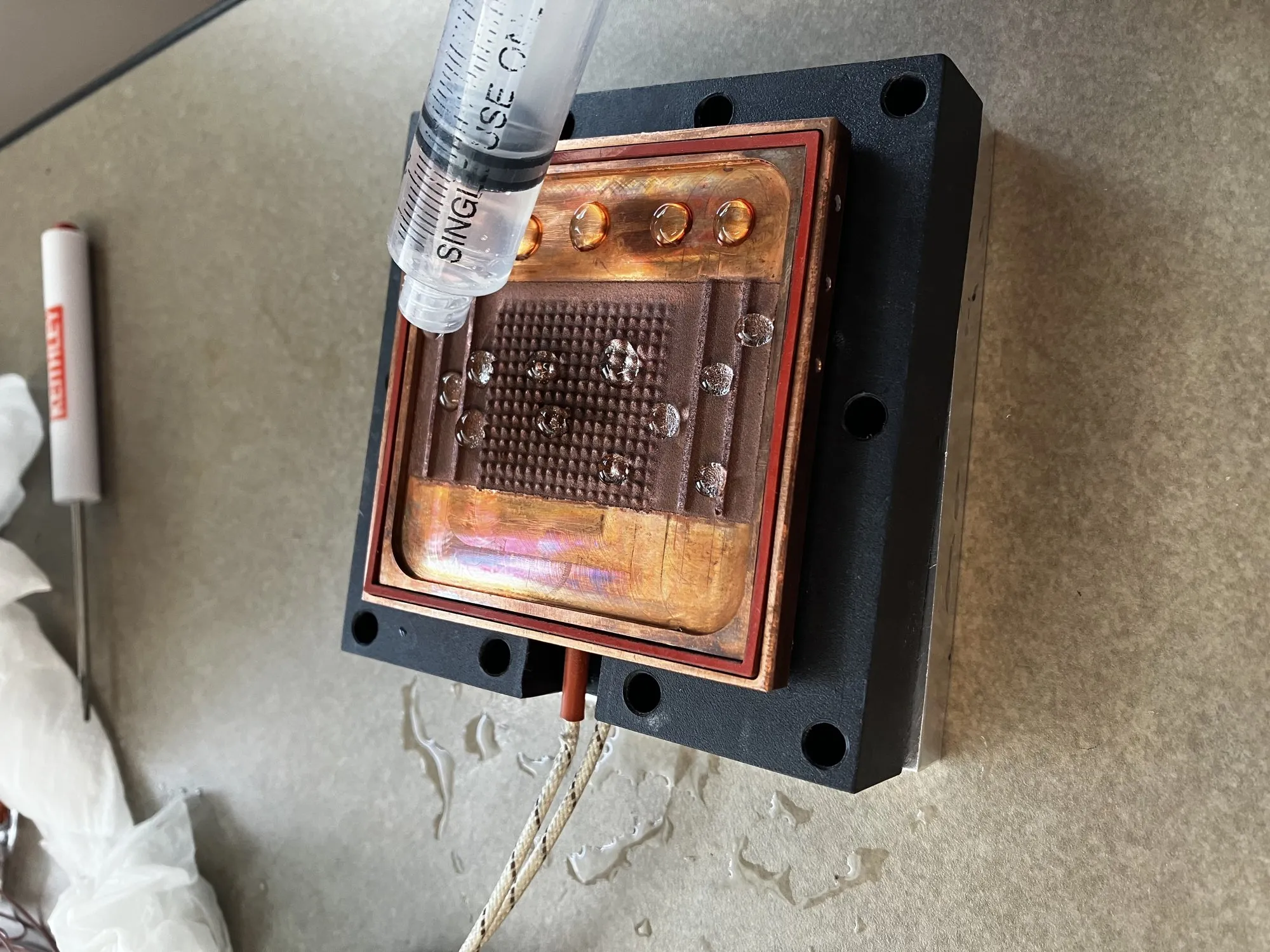 Vapor chamber substrate with the sprayed sawtooth structure, silicone gasket and thermocouple leads, being filled by syringe