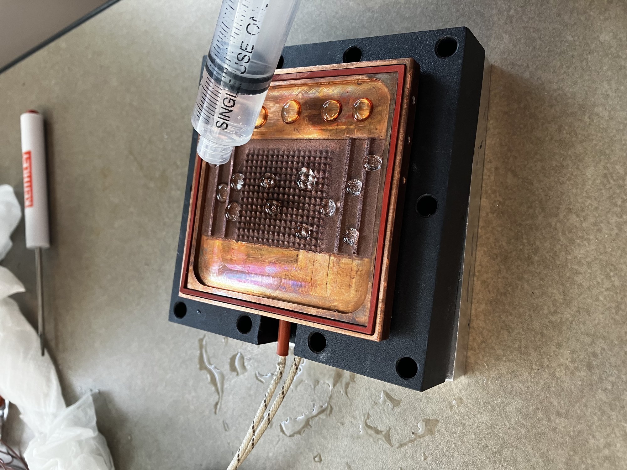 Vapor chamber substrate with the sprayed sawtooth structure, silicone gasket and thermocouple leads, being filled by syringe